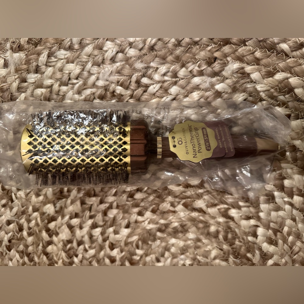 NWT- Olivia Garden Large Round Brush - 2 1/8 inches - Nano Thermic technology